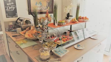 Un buffet proposant divers plats, une machine à café et un panneau décoratif accroché au mur.
