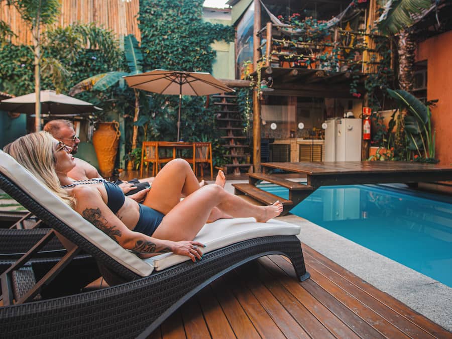 Alberca al aire libre, acceso de 10:30 a 19:30, y camastros