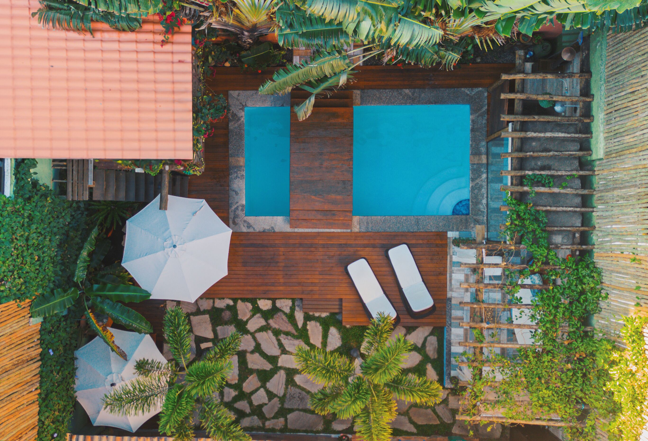 Piscina externa, funciona das 10h30 às 19h30, espreguiçadeiras