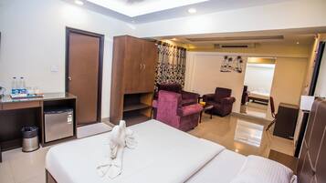 Luxe kamer | Luxe beddengoed, een kluis op de kamer, een strijkplank/strijkijzer