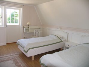Habitación con 2 camas individuales | Cunas o camas infantiles (de pago), camas supletorias, wifi gratis