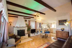 Apartment, 3 Bedrooms (E) | Living area