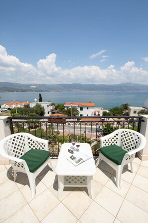 Apartment, 3 Bedrooms (E) | Terrace/patio