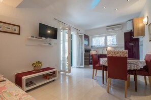Apartment, 2 Schlafzimmer, Whirlpool (C) | Wohnbereich