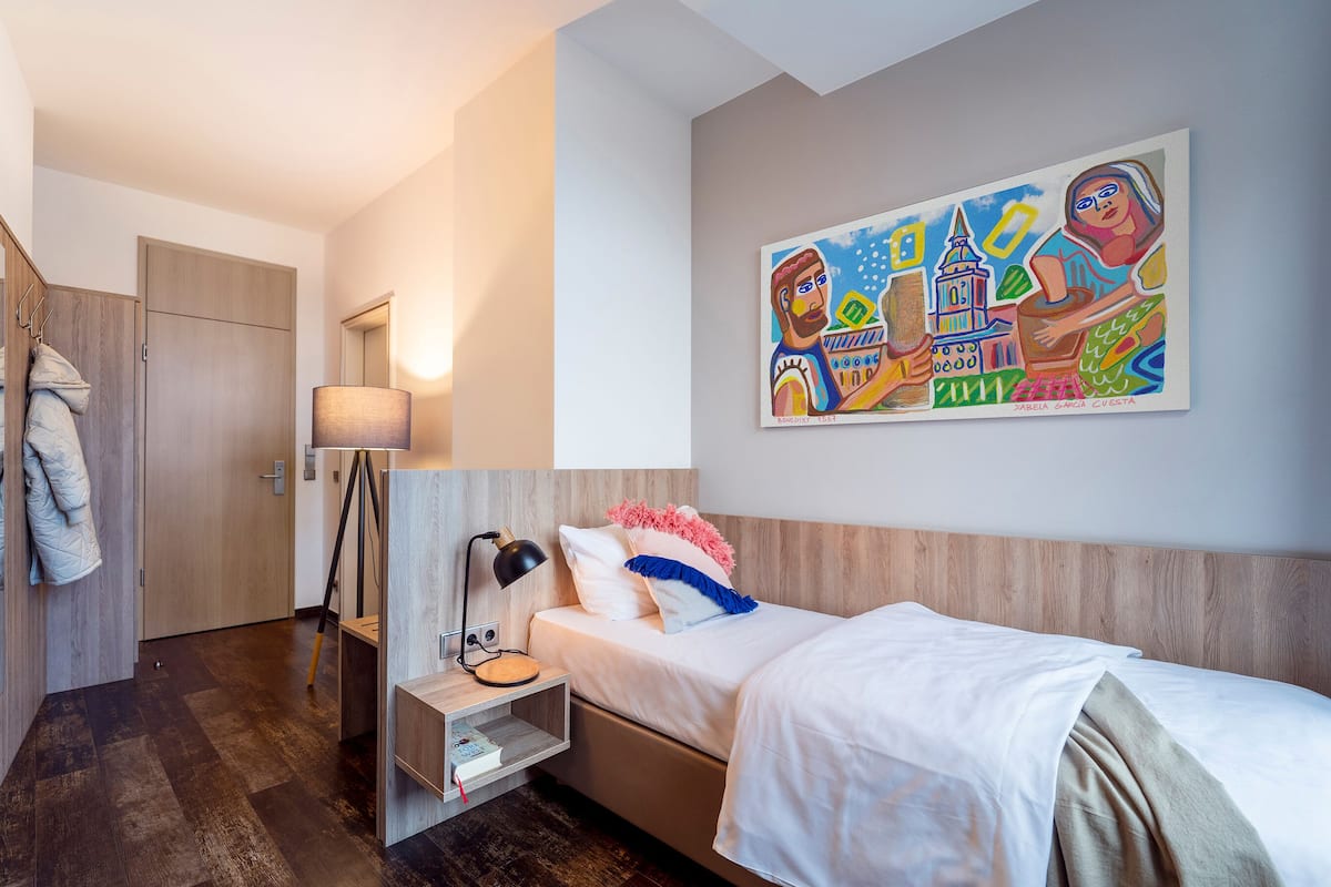 Small | Hypoallergeen beddengoed, een bureau, een laptopwerkplek