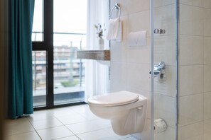 Douche, sèche-cheveux, serviettes fournies