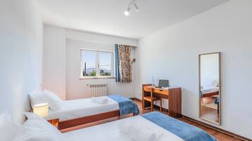 Twin Room, Private Bathroom | Soundproofing, free WiFi