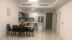 Una cocina moderna con comedor.