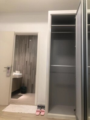 Bungalow, 2 habitaciones | Baño | Regadera, amenidades de baño gratuitas, secadora de cabello, pantuflas