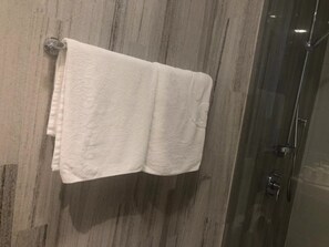 Bungalow, 2 Bedrooms | Kemudahan bilik mandi | Pancuran mandi, kelengkapan dandanan diri percuma, pengering rambut 