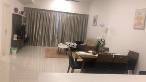Bangalô, 2 quartos | Sala de estar | Smart TV 42 polegadas com canais a cabo, TV, DVD player