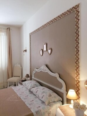 Hypo-allergenic bedding, down duvets, desk, rollaway beds - B&B Le Rose (Salerno)