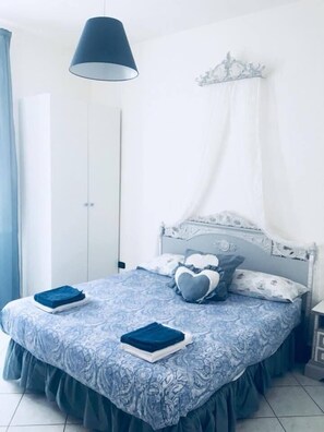 Hypo-allergenic bedding, down duvets, desk, rollaway beds - B&B Le Rose (Salerno)