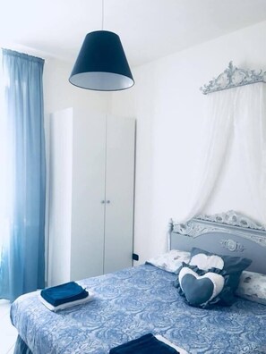 Allergikerbettwaren, Daunenbettdecken, Schreibtisch, Zustellbetten