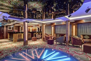 2 Bars/Lounges, Poolbar