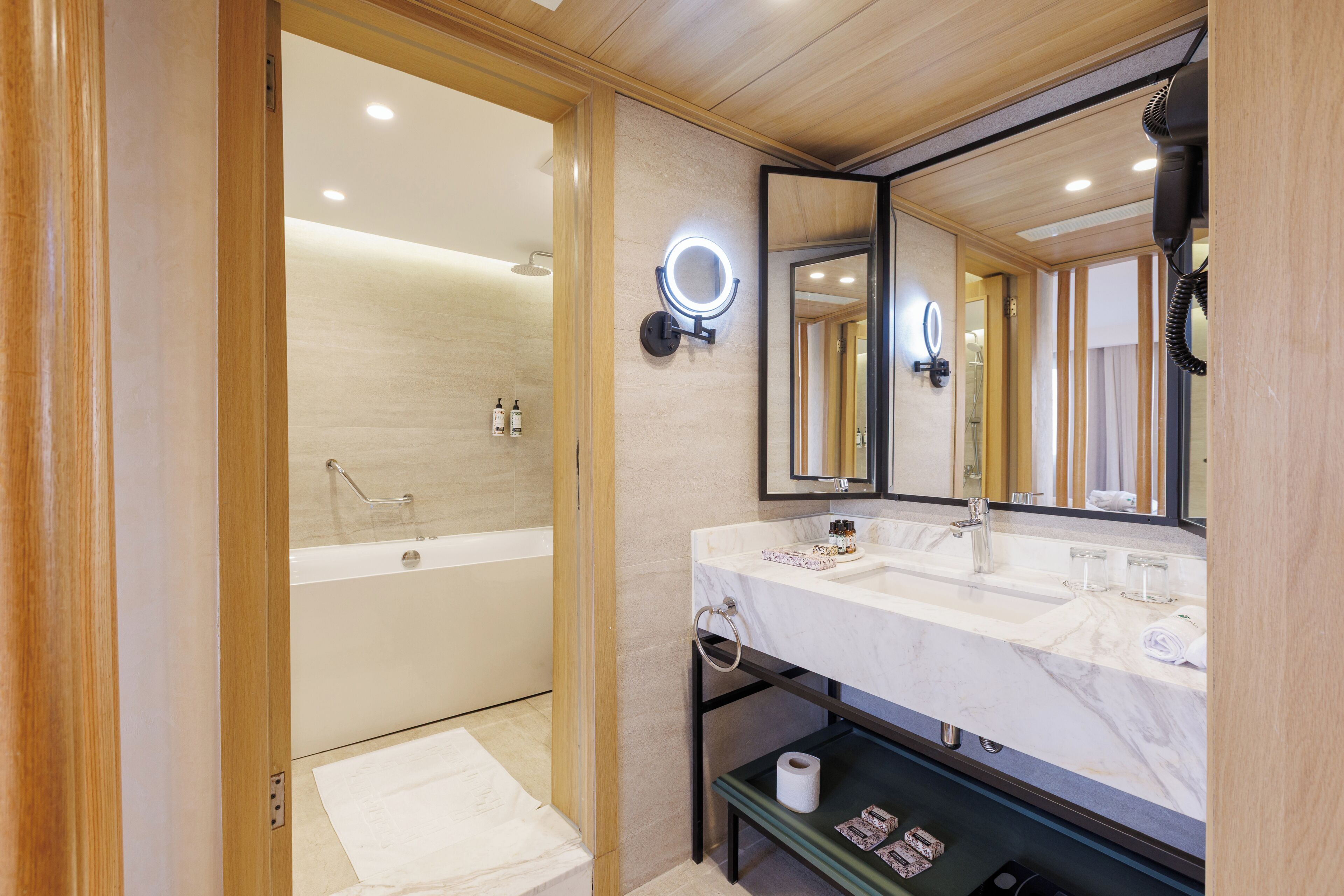 Bathtub, deep-soaking bathtub, free toiletries, hair dryer
