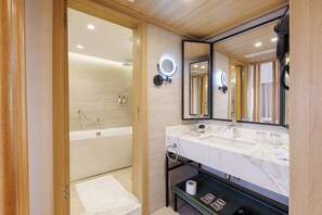 Bañera, bañera profunda y artículos de higiene personal gratuitos