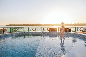 Una piscina al aire libre (de 09:00 a 18:00), sombrillas, tumbonas