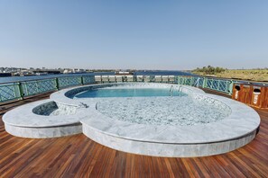 Piscina a l'aire lliure (horari: 09:00-18:00), para-sols i gandules 