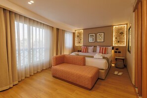 Habitación presidencial | Sábanas de algodón egipcio, ropa de cama de alta calidad y minibar 