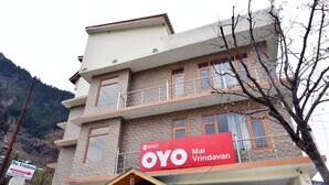 Un edificio con un letrero que indica el hotel 'OYO Mai Vrindavan'.