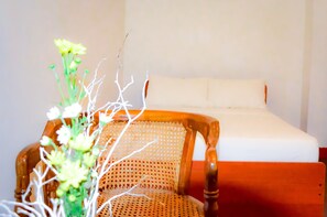 Budget Single Room | 1 bedroom, down comforters, soundproofing, iron/ironing board - Cinnamon Airport Residencies (Seeduwa - Katunayake)