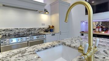 Superior House, Ensuite (Private Celebration Villa) | Shared kitchen