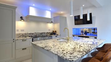 Superior House, Ensuite (Private Celebration Villa) | Shared kitchen