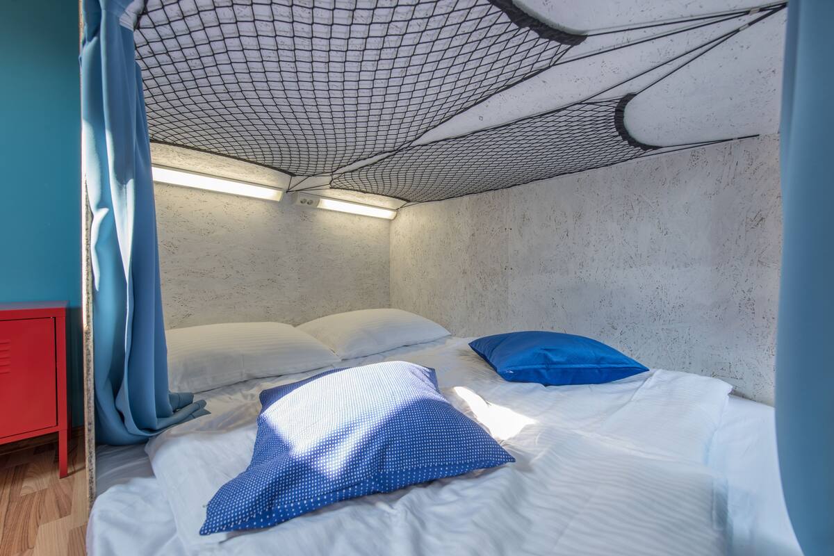 Free WiFi, bed sheets