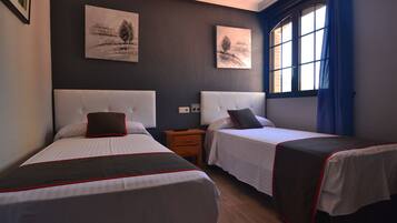 Double Room (Dos camas) | Desk, free WiFi, bed sheets