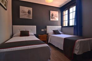 Chambre Double (Dos camas) | Bureau, Wi-Fi gratuit, draps fournis