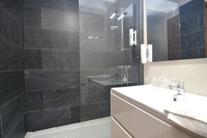 Shower, free toiletries, towels - Hostería El Bodegón De Gredos (Arenas de San Pedro)