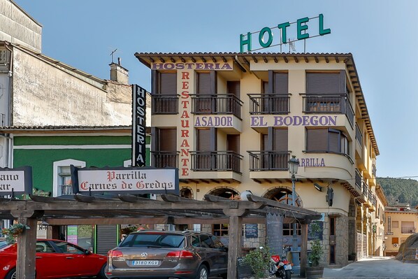 A hotel with a sign for "Hosteria Restaurante El Bodegon" and "Perrilla Carnes de Cerdos". - Hostería El Bodegón De Gredos (Arenas de San Pedro)