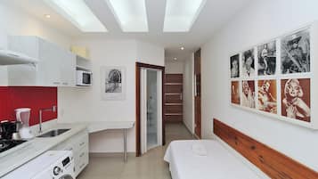 Tabla de planchar con plancha, wifi gratis y ropa de cama