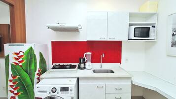Studio, Meerdere bedden, niet-roken | Privékeuken | Een koelkast, een microgolfoven, een kookplaat, een broodrooster