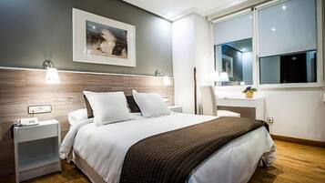 Habitación con 1 cama matrimonial o 2 individuales | Minibar, caja de seguridad en la habitación y escritorio