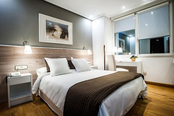 Minibar, coffres-forts dans les chambres, bureau, rideaux occultants