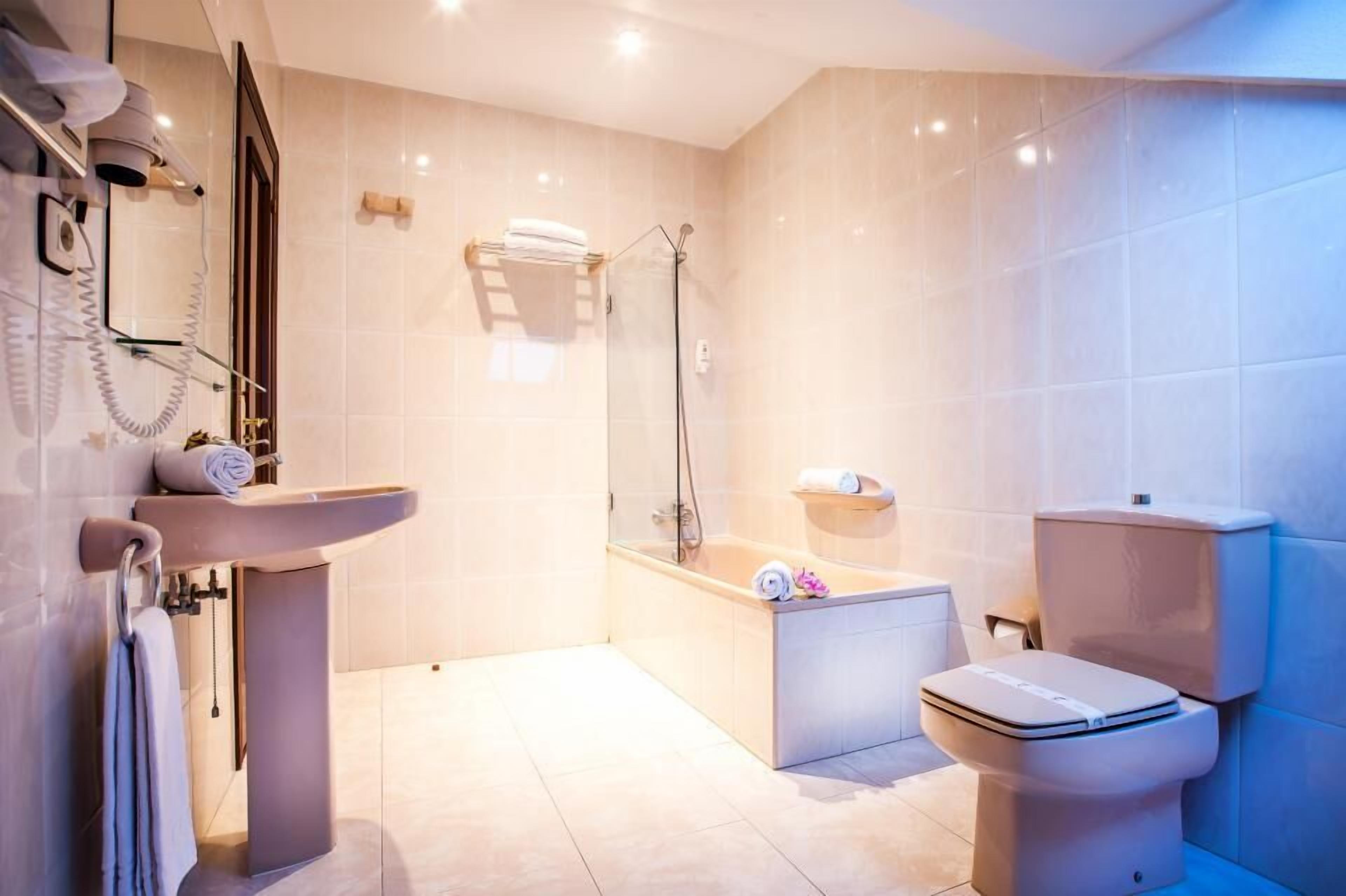 double or twin room | bathroom | free toiletries, hair dryer, towels