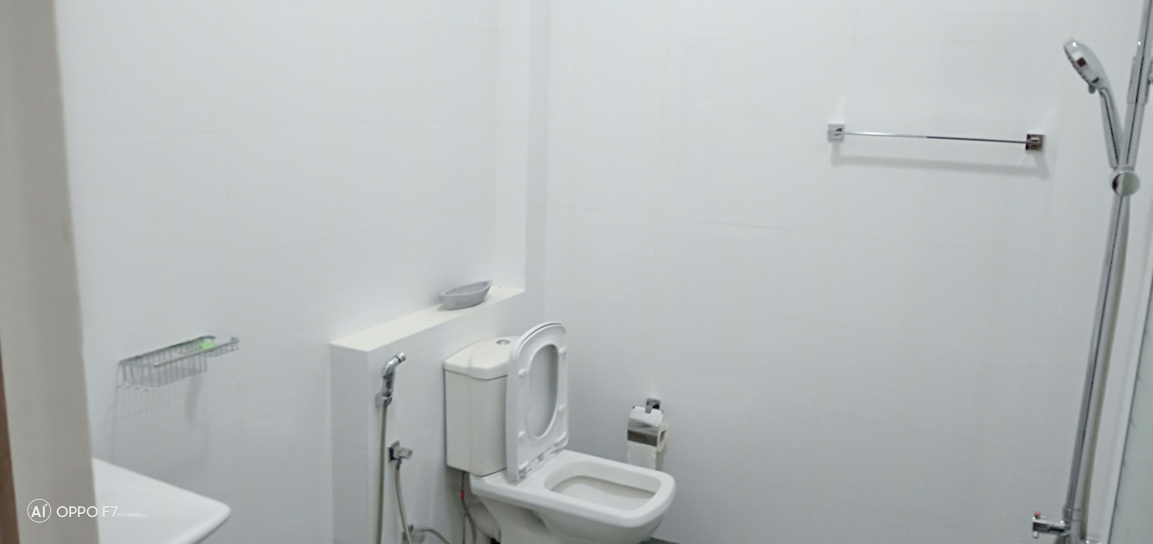 Un baño moderno con inodoro, bidé y ducha.