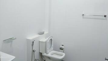 Un baño moderno con inodoro, bidé y ducha.
