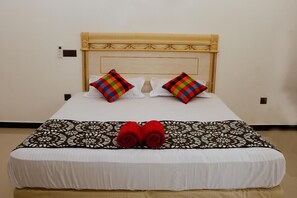 Minibar, decoración personalizada, muebles diferentes y escritorio 