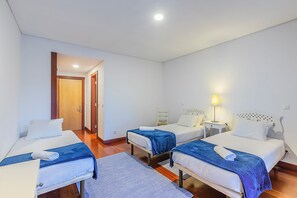 Habitación triple, baño privado | Cortinas opacas, wifi gratis, ropa de cama
