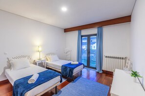 Chambre avec lits jumeaux, salle de bains privée