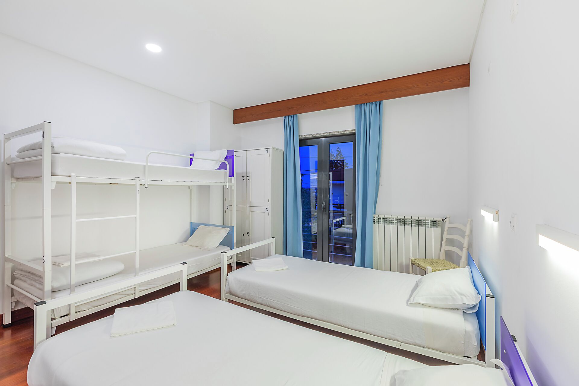 遮光窗帘、免费 WiFi、床单