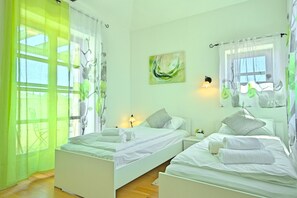 3 bedrooms, iron/ironing board, WiFi, bed sheets