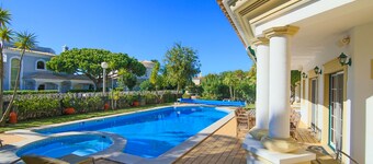 Spacious 4 bedroom villa in quiet location with sea views 