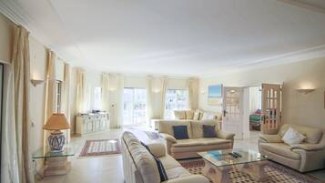 Smart TV, fireplace, DVD player, table football