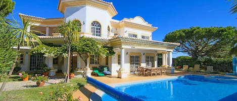 Una piscina al aire libre, una piscina climatizada