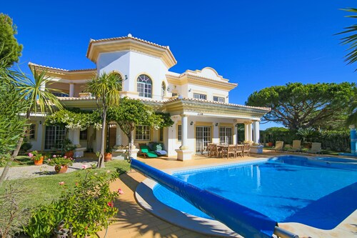 Spacious 4 bedroom villa in quiet location with sea views 