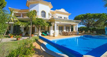 Spacious 4 bedroom villa in quiet location with sea views